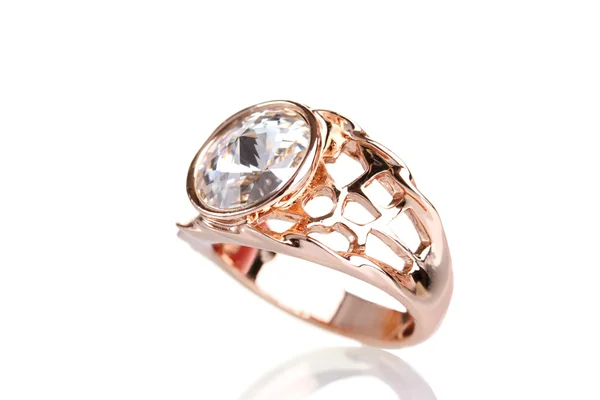 Hermoso anillo de oro con gema aislada en blanco —  Fotos de Stock