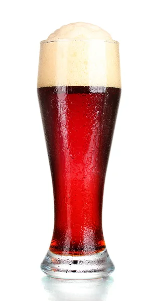 Cerveja vermelha com espuma em vidro isolado em branco — Fotografia de Stock