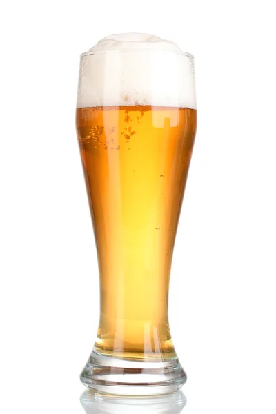 Склянка пива з ізольованим на білому — стокове фото