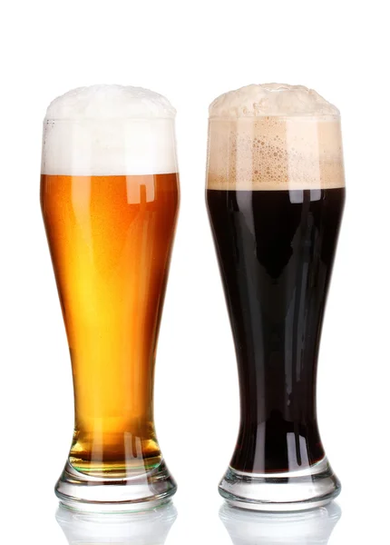 Zwarte en gouden bier in glazen geïsoleerd op wit — Stockfoto