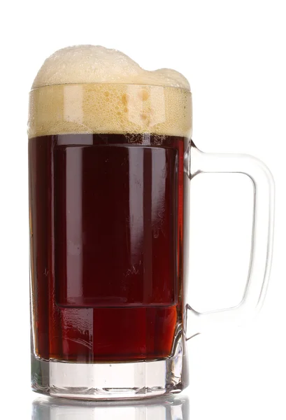 Красное пиво с пеной в кружке изолированы на белом — стоковое фото