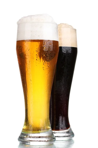 Cerveja preta e dourada em copos isolados em branco — Fotografia de Stock
