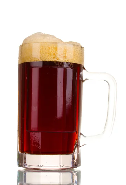 Röd öl med skum i mugg isolerad på vit — Stockfoto