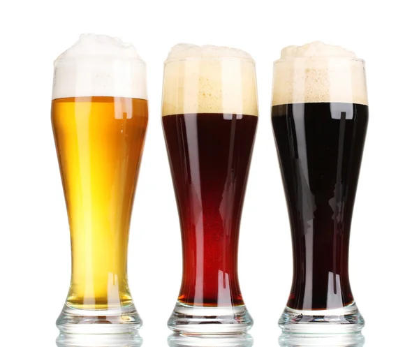 Drei Gläser mit verschiedenen Bieren isoliert auf weiß — Stockfoto