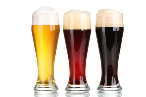 Три бокала с различными сортами пива, изолированные на белом — стоковое фото