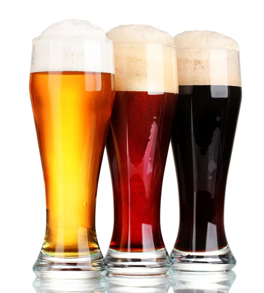 Τρία ποτήρια με διαφορετικές μπύρες που απομονώνονται σε λευκό — Φωτογραφία Αρχείου