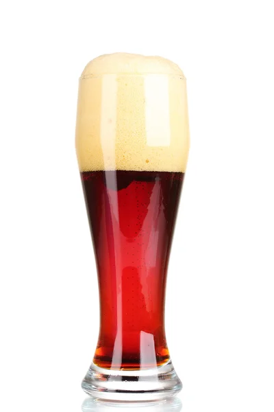 白で隔離されるガラス泡とビールを赤 — ストック写真