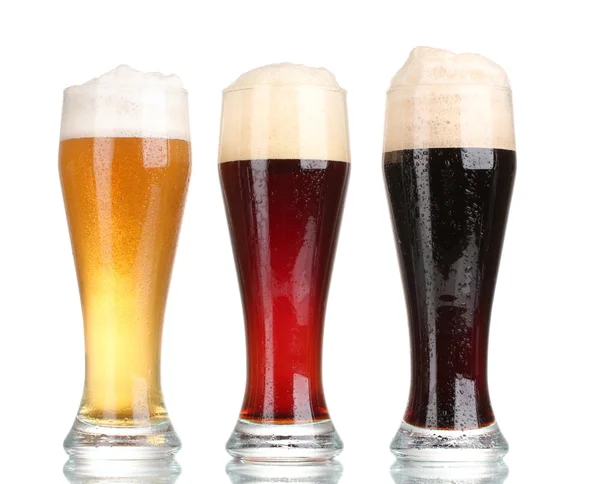 Tre glas med olika ölsorter isolerad på vit — Stockfoto