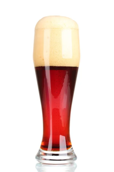红啤酒的泡沫在玻璃上白色隔离 — 图库照片