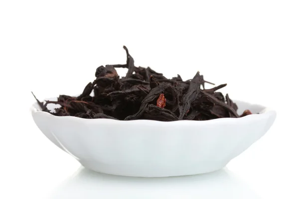 Schwarze, trockene Teeblätter im Teller isoliert auf weißem — Stockfoto