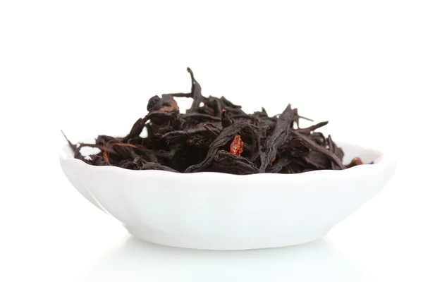 Μαύρο τσάι ξηρά φύλλα σε πιατέλα που απομονώνονται σε λευκό — Φωτογραφία Αρχείου