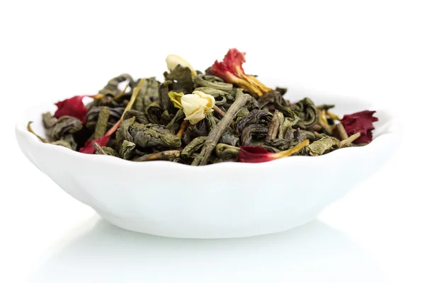 Hojas de té verde seco en plato aislado sobre blanco —  Fotos de Stock