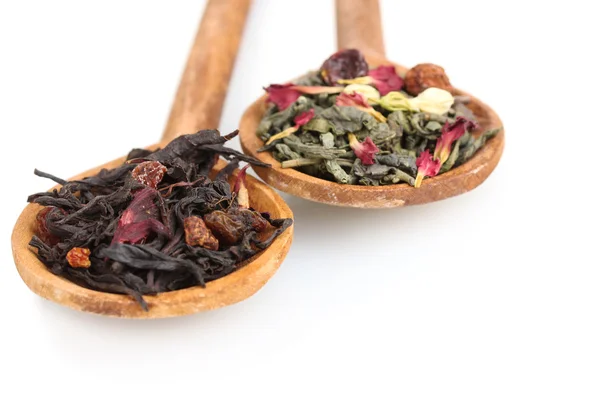 Hojas de té secas verdes y negras en cucharas de madera aisladas en blanco —  Fotos de Stock