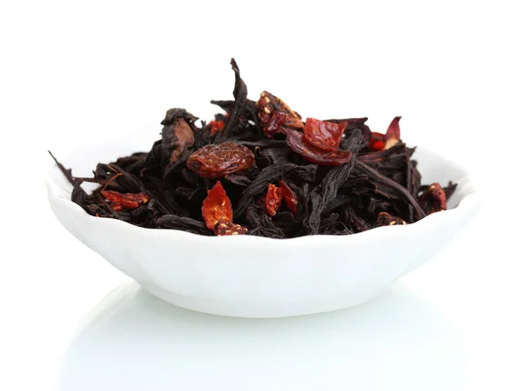 Foglie di tè alla frutta secca nera in piatto isolato su bianco — Foto Stock