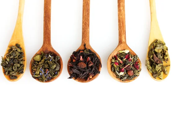 Różnego rodzaju zielony i czarny suchej herbaty w woooden łyżka na białym tle na whi — Zdjęcie stockowe