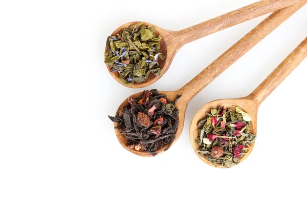 Diferentes tipos de té seco verde y negro en cuchara de madera aislada en whi —  Fotos de Stock