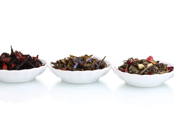 Zielone i czarne suche liście herbaty w talerze na białym tle — Zdjęcie stockowe