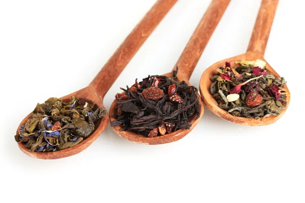 Différents types de thé sec vert et noir dans une cuillère en bois isolé sur whi — Photo