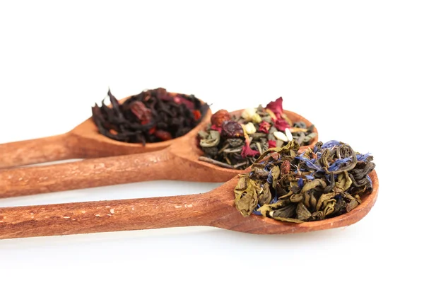 Verschiedene Arten von grünem und schwarzem, trockenem Tee in Holzlöffel isoliert auf — Stockfoto