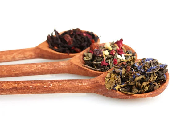 Verschiedene Arten von grünem und schwarzem, trockenem Tee in Holzlöffel isoliert auf — Stockfoto