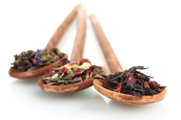 Diversi tipi di tè verde e nero secco in cucchiaio di legno isolato su whi — Foto Stock