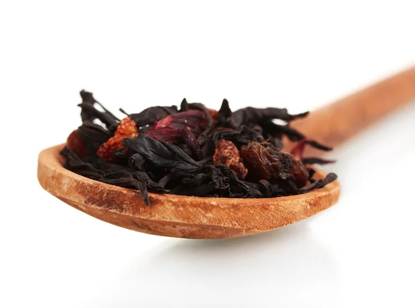 Feuilles de thé séchées aux fruits noirs dans une cuillère en bois isolée sur du blanc — Photo