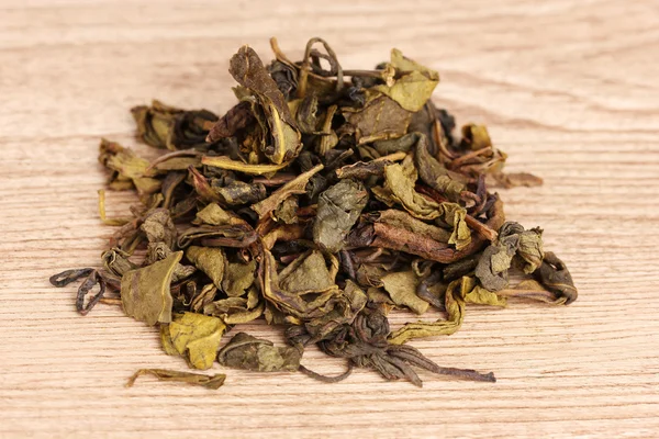 Πράσινο τσάι ξηρό σε ξύλινο τραπέζι — Φωτογραφία Αρχείου