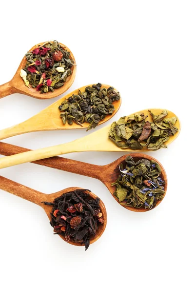 Different kinds of green and black dry tea in woooden spoon isolated on whi — Stock Photo, Image