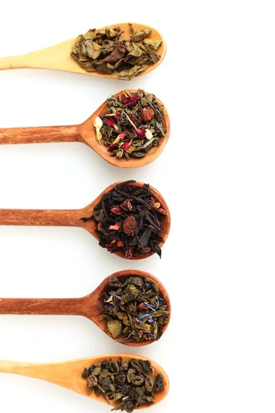 Verschillende soorten groene en zwarte droog thee in woooden lepel geïsoleerd op whi — Stockfoto