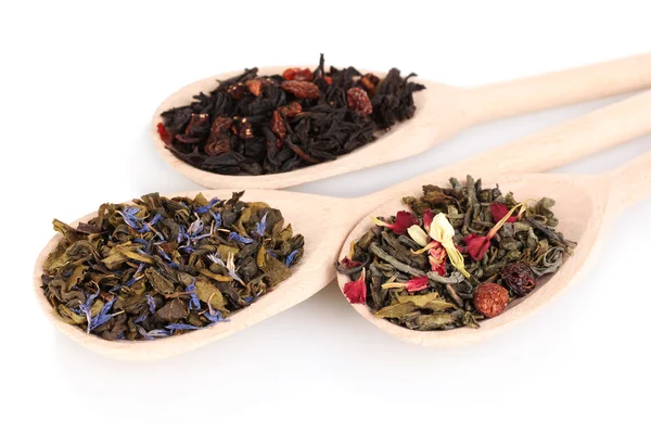 Różne suchej herbaty zielone i czarne drewniane łyżki na białym tle — Zdjęcie stockowe