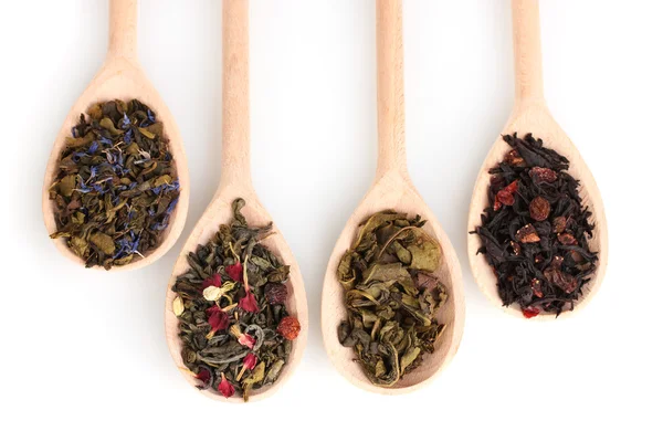 Różne suchej herbaty zielone i czarne drewniane łyżki na białym tle — Zdjęcie stockowe