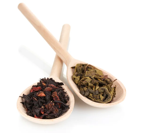 Droge groene en zwarte thee in houten lepels geïsoleerd op wit — Stockfoto