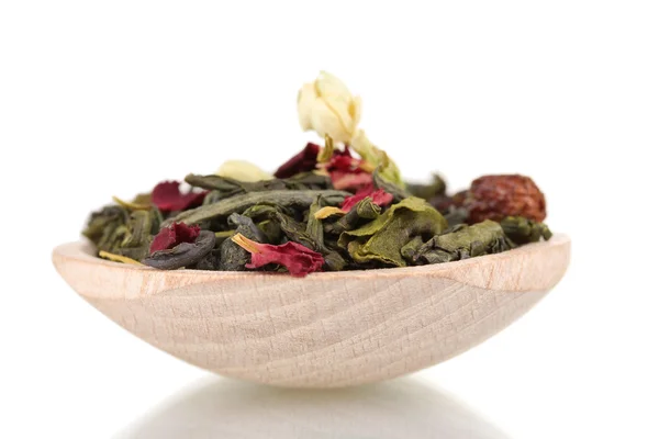 Suche jasmin zielonej herbaty w drewnianą łyżką na białym tle — Zdjęcie stockowe