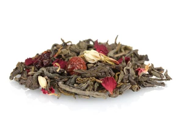 Haufen aromatischer Jasmin-Blätter, isoliert auf weißem Tee — Stockfoto