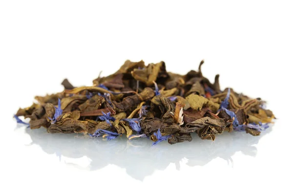 Купка ароматних зелених сухих листя чаю ізольовані на білому — стокове фото