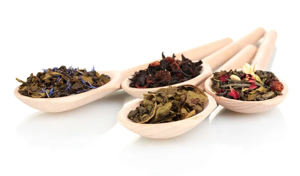 Verschiedenen trockenen grünen und schwarzen Tee in Holzlöffeln isoliert auf weißem — Stockfoto