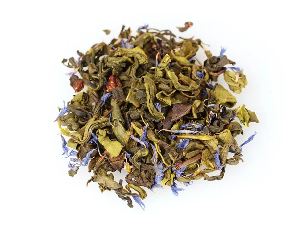 Montón de hojas de té verde aromático seco aislado en blanco — Foto de Stock