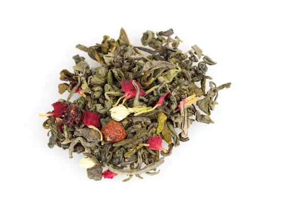 Montón de hojas aromáticas de té seco jazmín aisladas en blanco —  Fotos de Stock