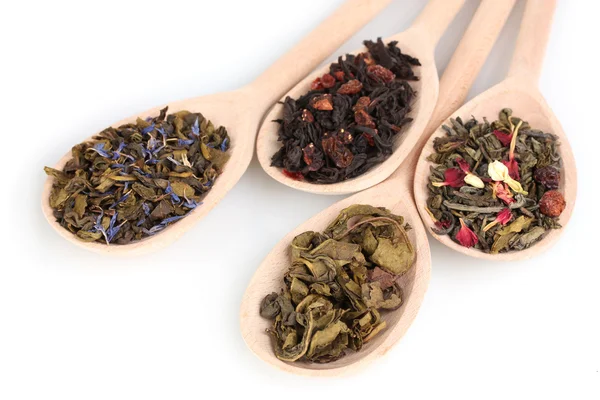 Sammlung von trockenem grünem und schwarzem Tee in Holzlöffeln isoliert auf weißem — Stockfoto