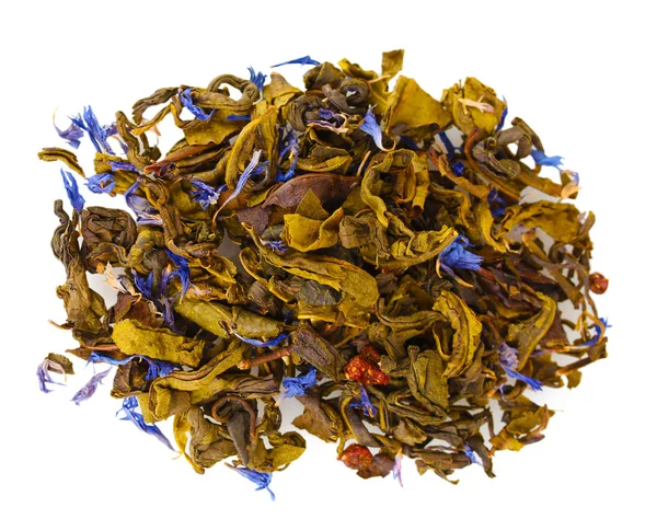 Σωρό από αρωματικό πράσινο τσάι ξηρά φύλλα που απομονώνονται σε λευκό — Φωτογραφία Αρχείου