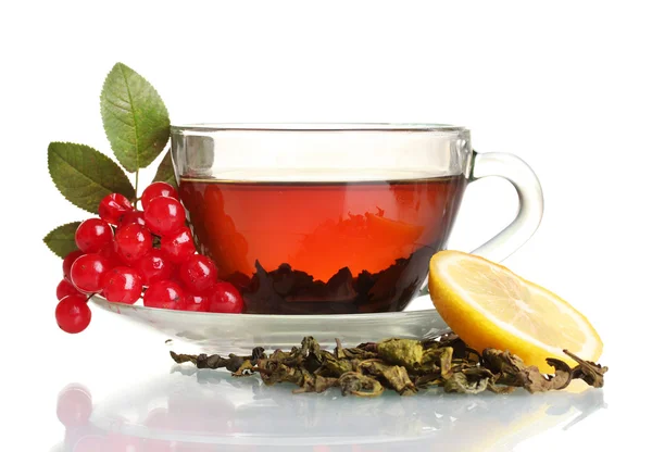 Té negro con viburno rojo y limón en taza de vidrio aislado en blanco — Foto de Stock