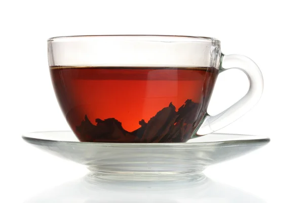 Tè nero in tazza di vetro isolato su bianco — Foto Stock