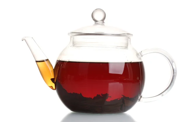Скляний чайник з чорним чаєм ізольовано на білому — стокове фото