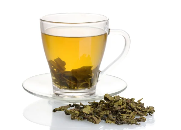 Grüner Tee in Glasschale isoliert auf weiß — Stockfoto