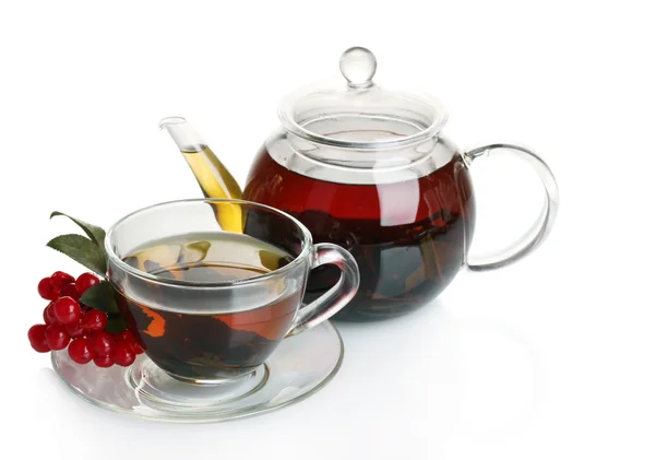 Théière en verre et tasse avec thé noir et viorne isolé sur blanc — Photo