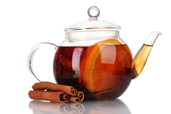 玻璃茶壶配橙色和白色上孤立的肉桂红茶 — 图库照片