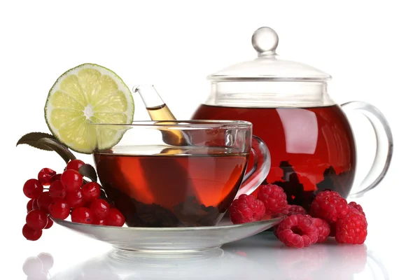 Černá Ovocný čaj v skleněné konvice a šálek izolované na bílém — Stock fotografie
