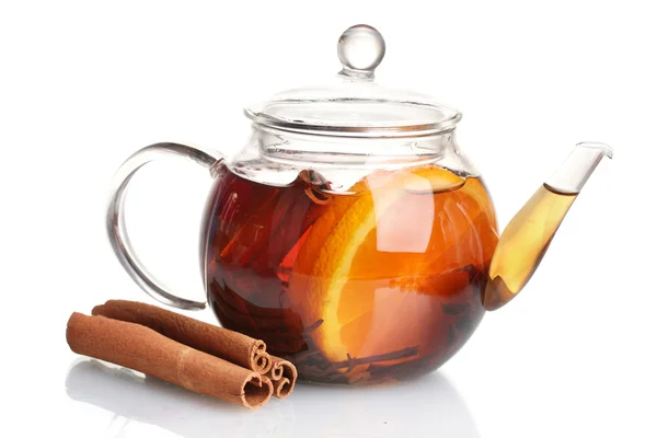 Стеклянный чайник с черным чаем из апельсина и корицы изолированы на белом — стоковое фото
