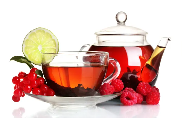 Černá Ovocný čaj v skleněné konvice a šálek izolované na bílém — Stock fotografie