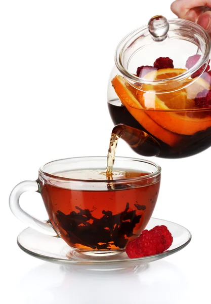 Glas Teekanne Gießen schwarzer Tee in Tasse isoliert auf weiß — Stockfoto
